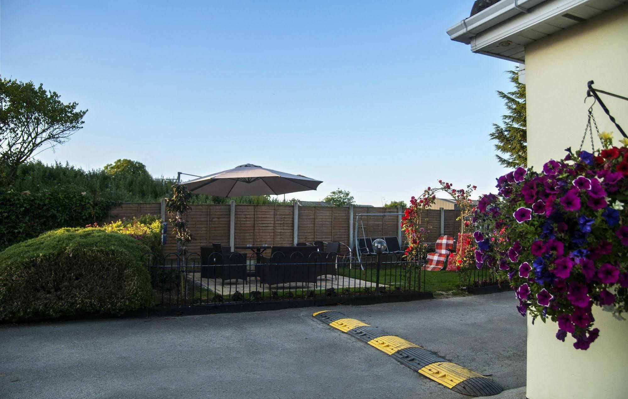 Апартаменты Hillview Self Catering Lusk Экстерьер фото